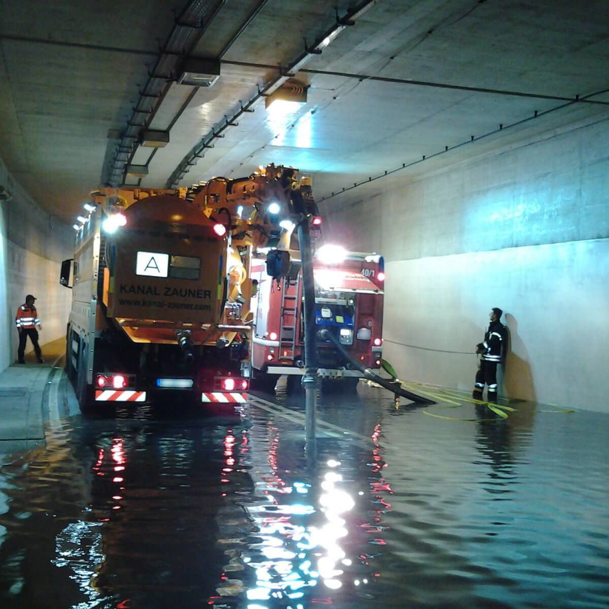 Hochwasser in einem Tunnel, zwei Mitarbeiter und zwei Fahrzeuge im Einsatz